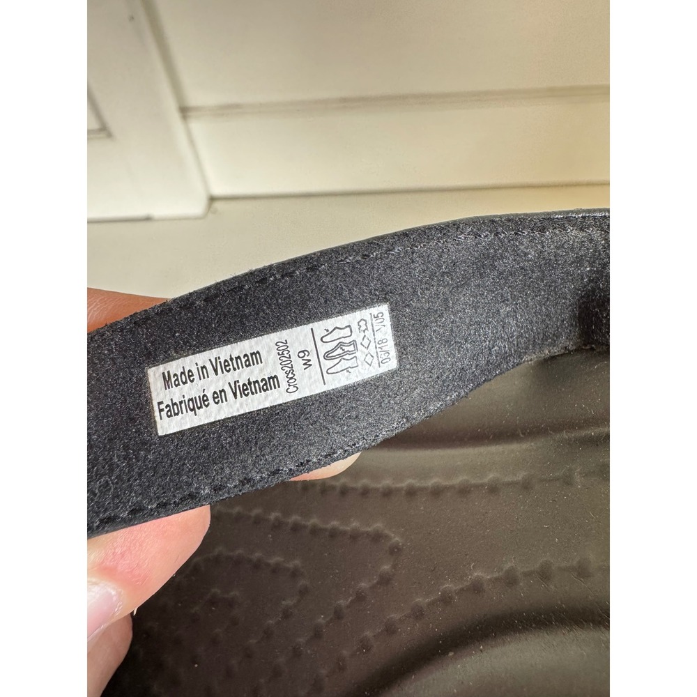 Crocs women's black flip flops size 9 - Picture 5 of 10